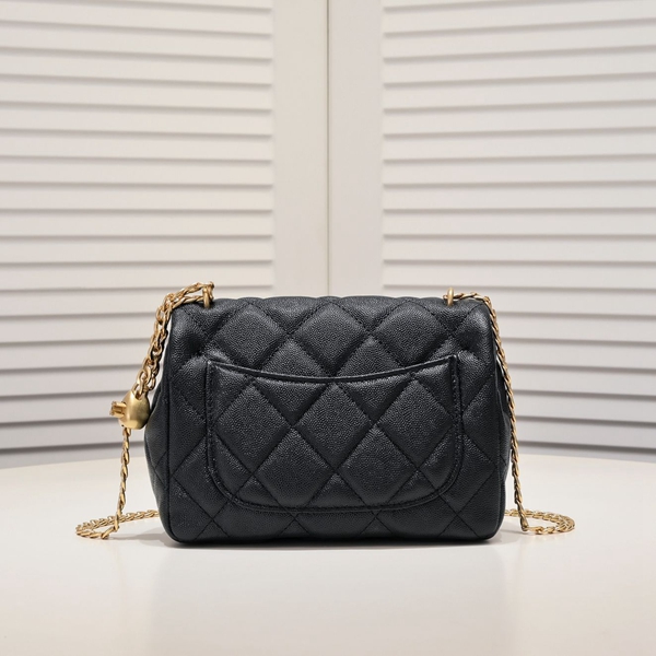 シャネルバッグ側面デザイン